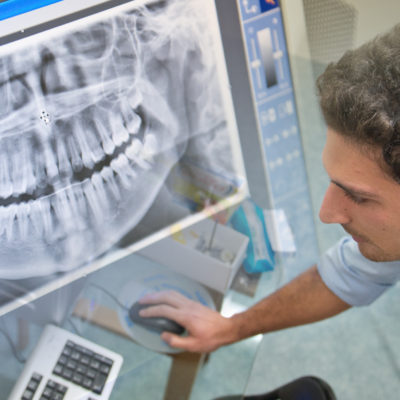 Il Dott. Marco Montalbano mentre opera presso il nostro studio ortodontico in centro a Padova - Centro di Ortodonzia Bavaresco