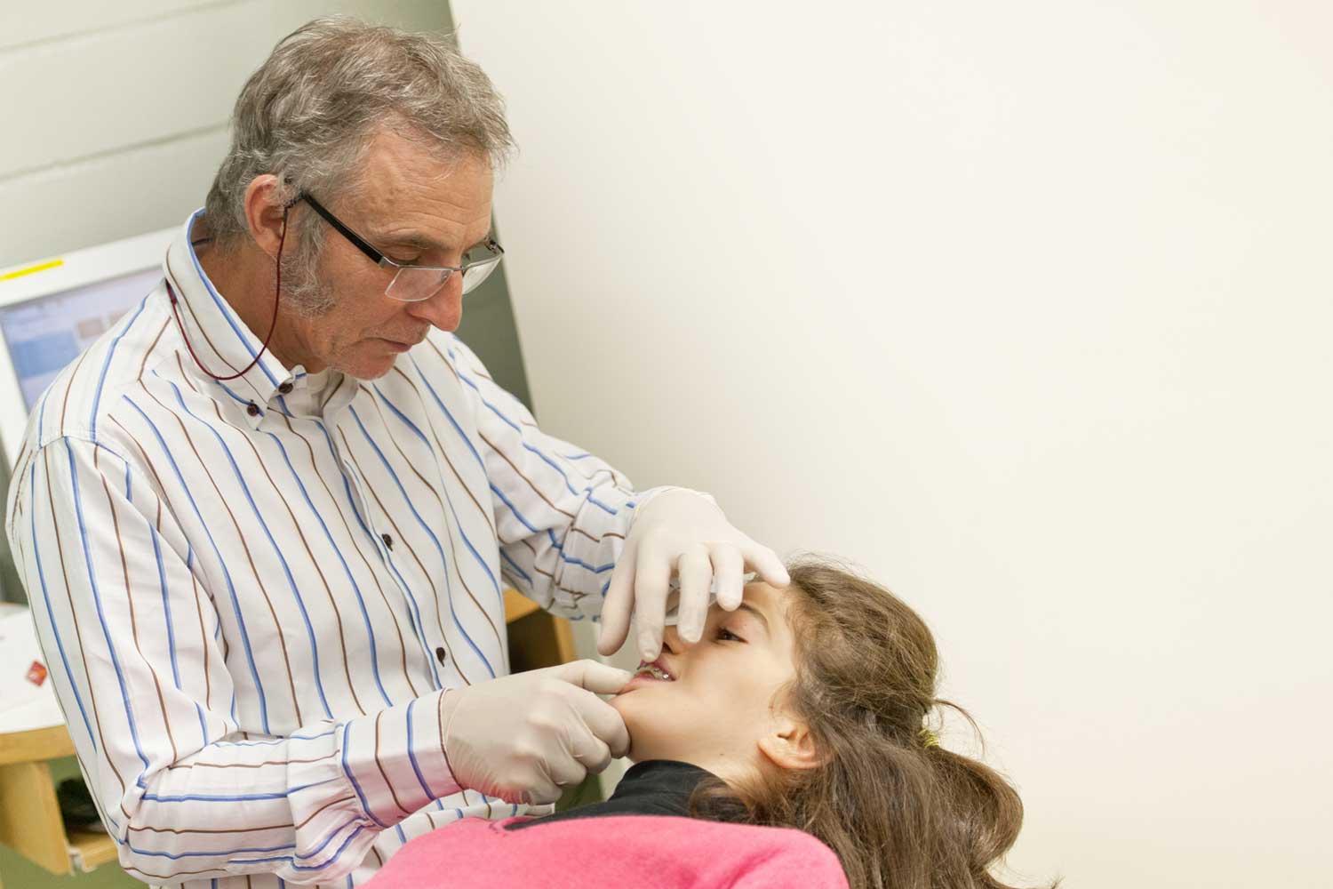 Il Dott. Giovanni Bavaresco mentre opera su un apparecchio denti per bambini presso il nostro studio ortodontico in centro a Padova - Centro di Ortodonzia Bavaresco